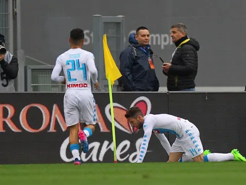 Sao Napoli ăn mừng bàn thắng bằng cách 'hóa chó'