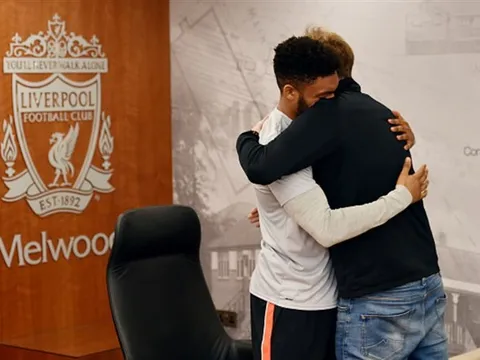 Sao trẻ Liverpool bật khóc khi nhận bản hợp đồng mới