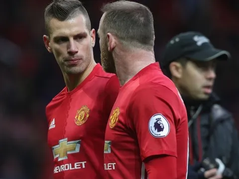 Schneiderlin bị bít đường rời Man Utd