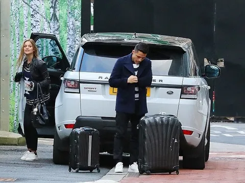 Sau tất cả, bạn gái theo Alexis Sanchez đến khách sạn Lowry