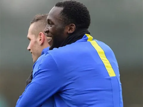 Schneiderlin 'thả thính' với Lukaku ngay trên sân tập
