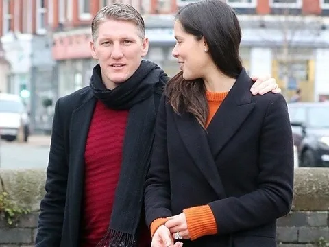 Schweinsteiger cùng vợ ăn mừng 'món quà' của Mourinho
