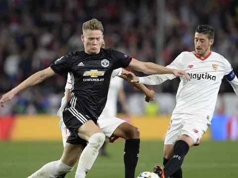 Scott McTominay trong vòng vây của cầu thủ Sevilla