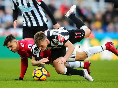 Hậu vệ Newcastle chê MU kém hơn cả Arsenal và Man City