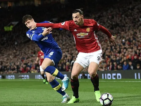 Shaw tỏa sáng phút bù giờ, M.U hòa hú vía trước Everton