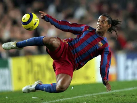 Siêu phẩm của Ronaldinho vào lưới Osasuna (La Liga, 2004)
