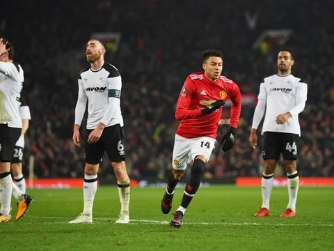 Siêu phẩm đẳng cấp của Jesse Lingard làm tung lưới Derby County