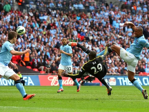Siêu phẩm móc bóng của Demba Ba vào lưới Manchester City