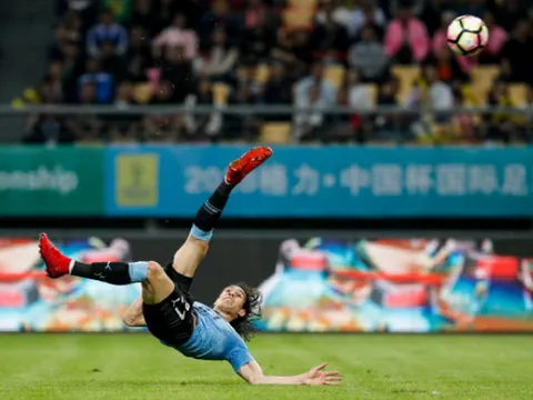 Siêu phẩm 'ngã bàn đèn', Cavani hẹn Bale tại chung kết