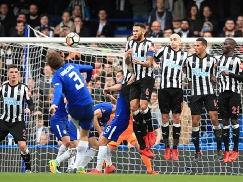 Siêu phẩm sút phạt của Marcos Alonso vào lưới Newcaslte