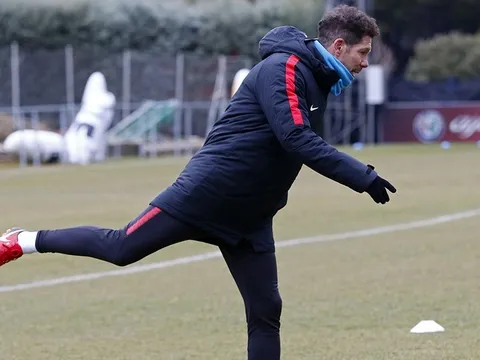Simeone trổ tài sút bóng trên sân tập Atletico