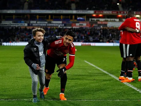 Sir Alex cười lớn nhìn dàn khán giả nhí tràn sân ôm lấy sao Man Utd