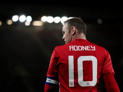 Sir Alex phản ứng ra sao trong ngày Rooney đi vào lịch sử?