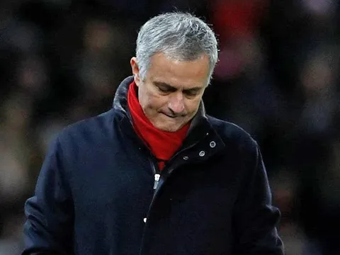 Mourinho tính đường chuồn, MU tìm người gấp