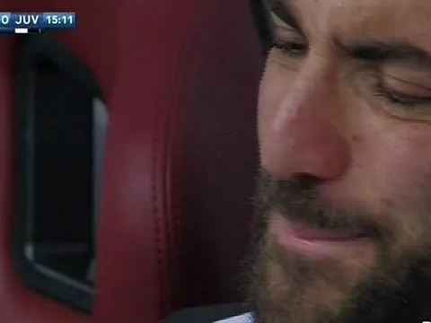Sợ lỡ đại chiến Tottenham, Higuain khóc mếu