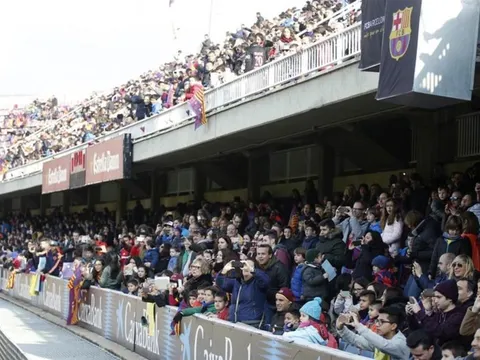 Số NHM 'khủng' kéo đến xem Barca đá tập