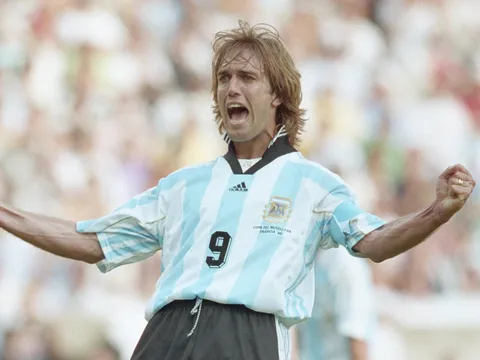 So sánh lực sút của Adriano và Batistuta