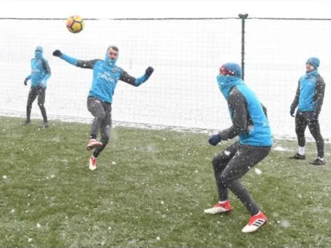 Sợ Wenger nhận "trát sa thải", Pháo thủ vùi mình tập luyện dưới tuyết