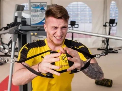 'Soái ca' Reus một mình nhăn nhó trong phòng tập của Dortmund