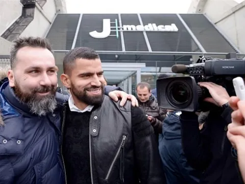 'Soái ca' Tomas Rincon đến Juventus kiểm tra y tế