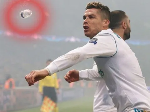 SỐC! Ronaldo suýt lãnh nguyên chai nước vào mặt