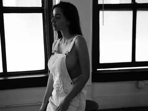 Sophie Mudd, 9x có vòng 1 khủng đang khiến các quý ông chao đảo