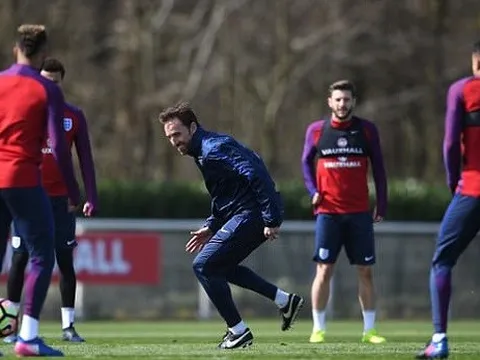 Southgate vui vẻ làm quân xanh cho các học trò