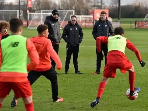 Ngày đầu tiên Gerrard trở thành huấn luyện viên Liverpool