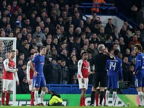 Sử dụng công nghệ VAR, đại chiến Chelsea và Arsenal vẫn có nhiều tranh cãi