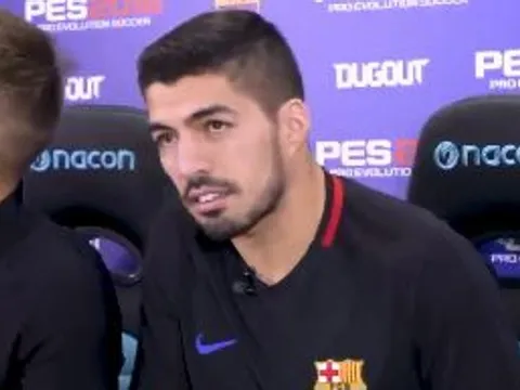 Suarez phấn khích tột độ thách đấu Play Station với đồng đội