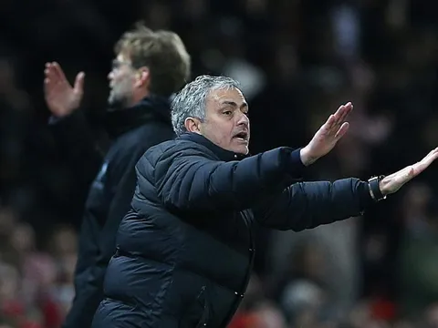 'Sủng ái' Fellaini, Mourinho bị đá đểu
