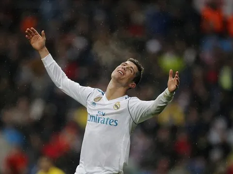 Sút mãi không vào, Ronaldo 'mếu máo' dưới màn mưa