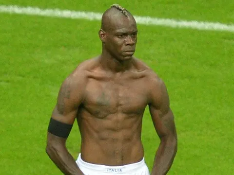Sút pen phải như Balotelli