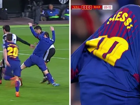 Messi bị sao Valencia kéo áo trùm đầu