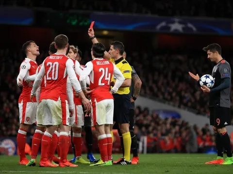 Tại sao Koscielny bị chuyển từ thẻ vàng sang thẻ đỏ?