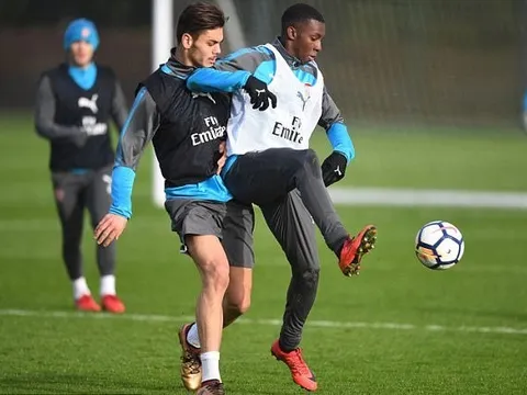 Tân binh xuất hiện, Arsenal đá tập như đá thật