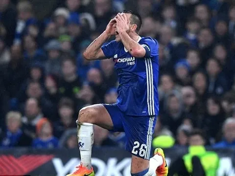 Terry quỳ dưới mưa, chiến thắng của Chelsea trở nên không hoàn hảo