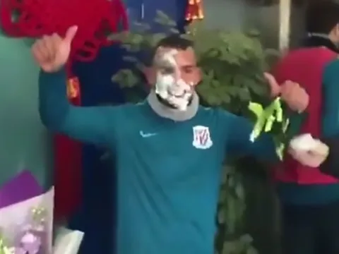 Tevez bị đồng đội trát bánh sinh nhật lên mặt