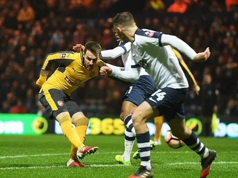 "Thần chết" Ramsey nổ súng trước Preston