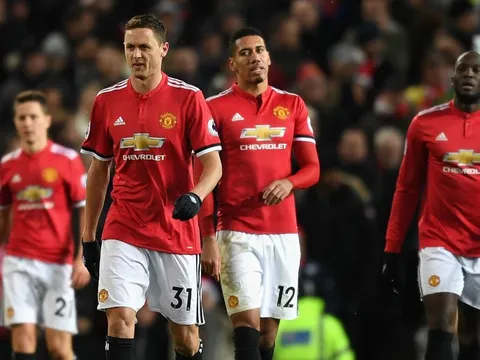 Tháng 12 đen tối ám hại Man Utd: Cả bầu trời của Mourinho sụp đổ