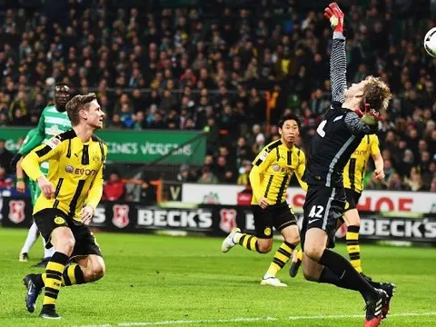 Thắng chật vật 10 người Bremen, Tuchel khó chịu ra mặt
