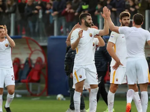 Thắng nhọc Crotone, Roma tạm an toàn trong top 4