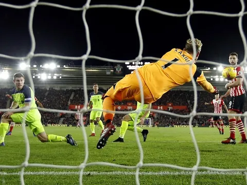Thất thủ trên sân khách, Liverpool tiếp tục rơi vào khủng hoảng