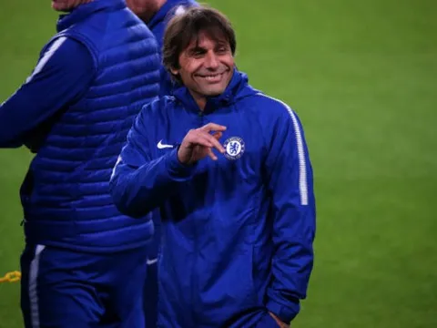 Thầy trò Conte đầy lạc quan khi vừa đặt chân tới Nou Camp