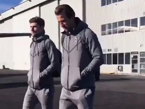 Thầy trò Pochettino lầm lũi ra sân bay, quyết tạo nên bất ngờ trước Juventus