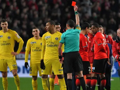 Thẻ đỏ đầu tiên trong sự nghiệp của Kylian Mbappe