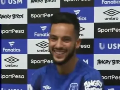 Theo Walcott cười không nghỉ trong ngày ra mắt Everton