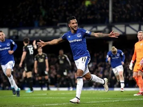 Theo Walcott lập cú đúp trong ngày chào sân Goodison Park