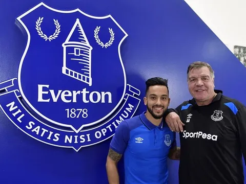 Theo Walcott rạng rỡ ra mắt Everton