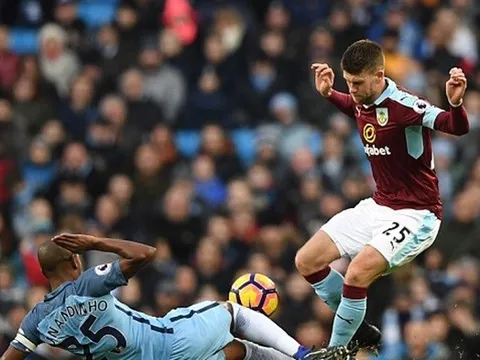 Thi đấu thiếu người, Man City hút chết trước Burnley